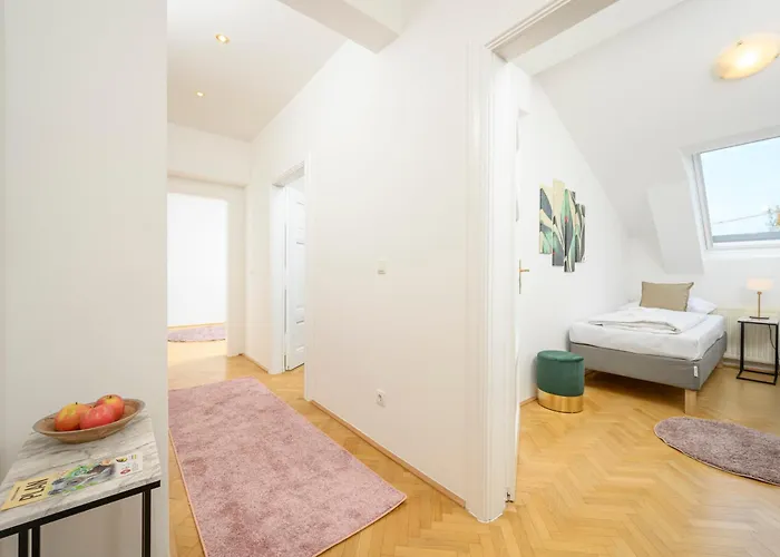 Rooftop Haven 120m, 3br, Terrace, Views! Viena