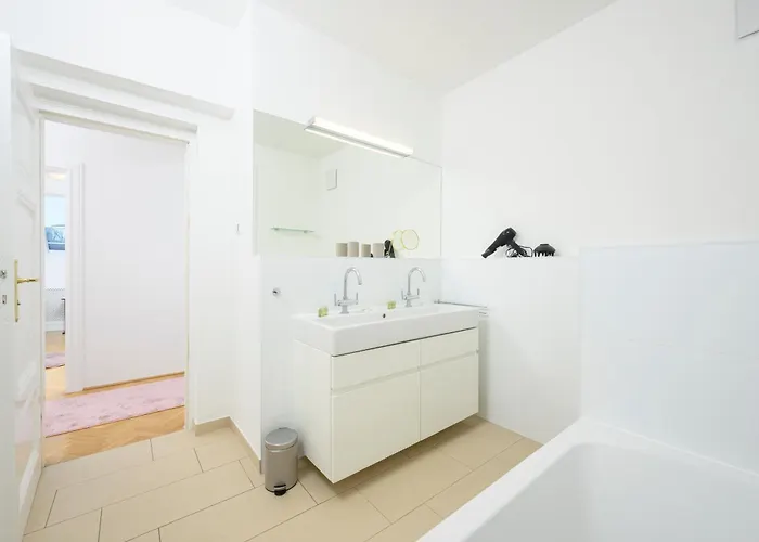 Rooftop Haven 120m, 3br, Terrace, Views! * Viena