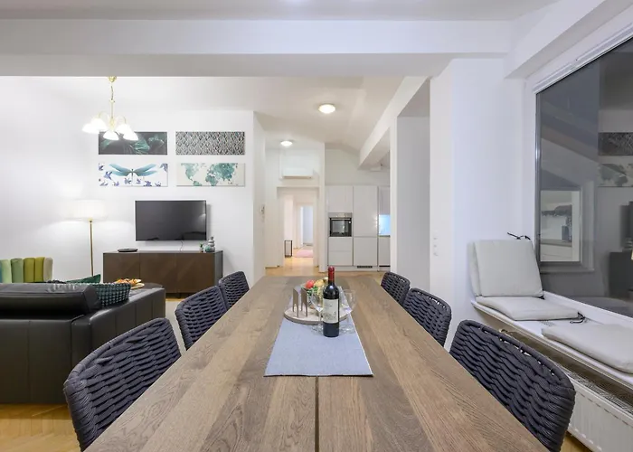 Rooftop Haven 120m, 3br, Terrace, Views!