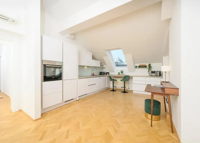 Rooftop Haven 120m, 3br, Terrace, Views! Apartamento
