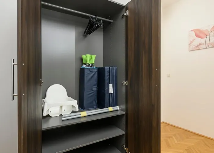 Rooftop Haven 120m, 3br, Terrace, Views! * Viena