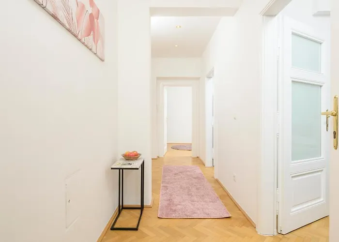 Rooftop Haven 120m, 3br, Terrace, Views!