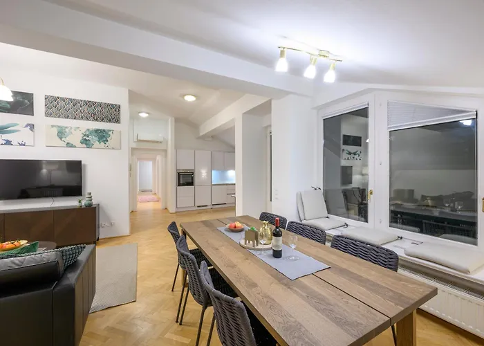 Rooftop Haven 120m, 3br, Terrace, Views! *