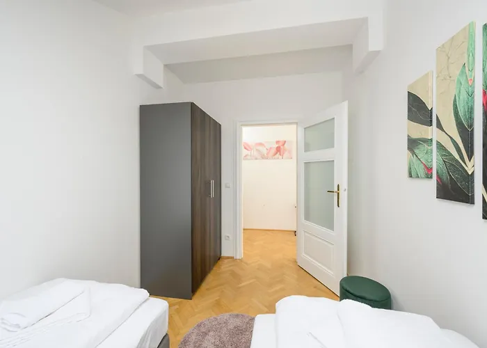 Rooftop Haven 120m, 3br, Terrace, Views! * Viena