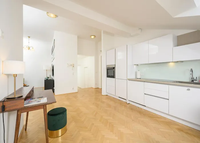 Rooftop Haven 120m, 3br, Terrace, Views! Apartamento