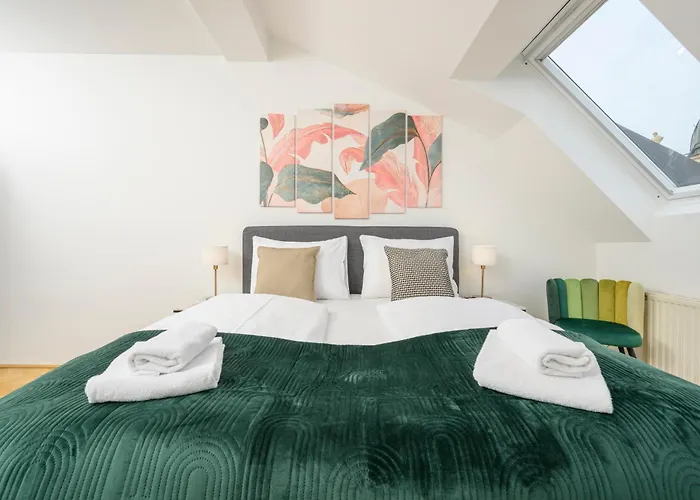 Rooftop Haven 120m, 3br, Terrace, Views! *