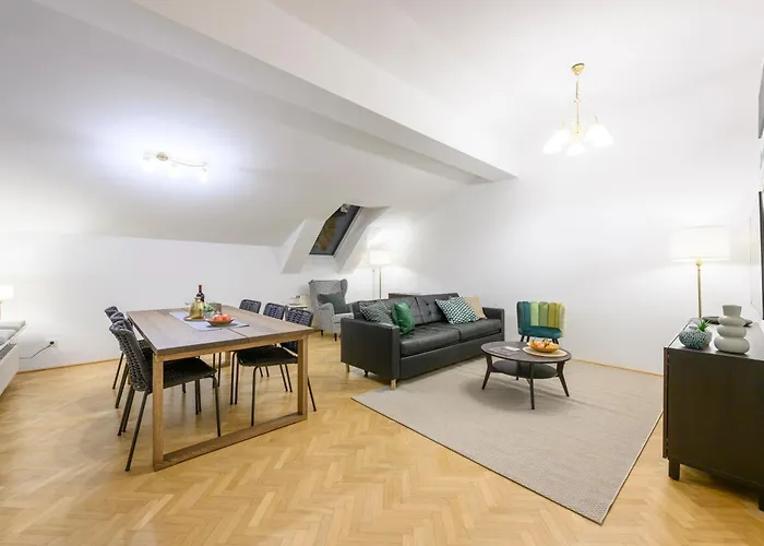 Rooftop Haven 120m, 3br, Terrace, Views! Apartamento