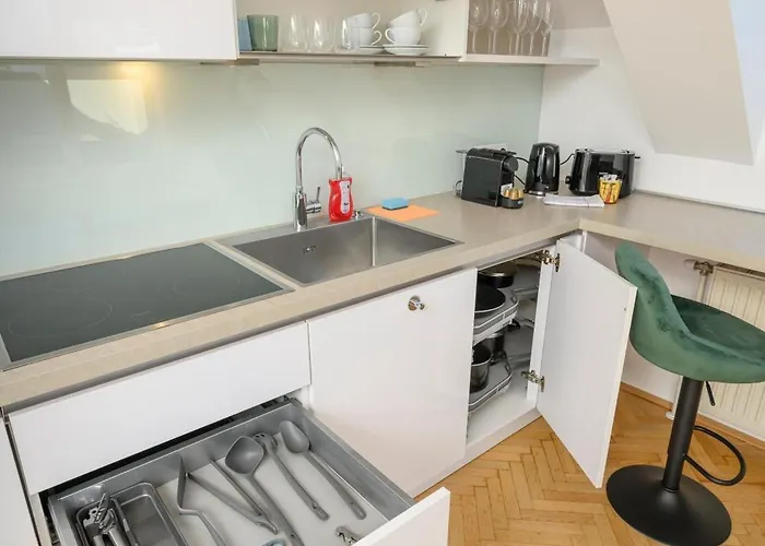 Rooftop Haven 120m, 3br, Terrace, Views! Apartamento Viena