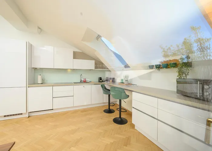 Rooftop Haven 120m, 3br, Terrace, Views! *