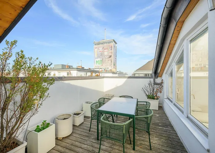 Rooftop Haven 120m, 3br, Terrace, Views! Viena