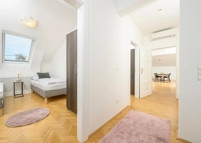 Rooftop Haven 120m, 3br, Terrace, Views! *